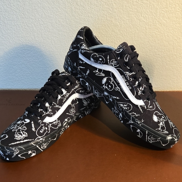 Vans Other - Vintage Vans‎ Black and White 2017 Peanuts Cartoon Print Sneakers